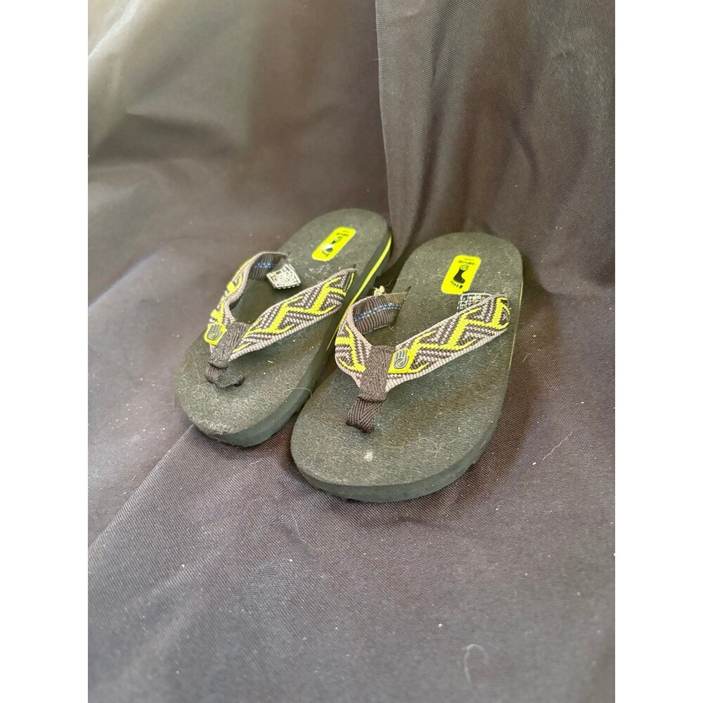 Teva boys size 7c black and yellow flip flop sandals